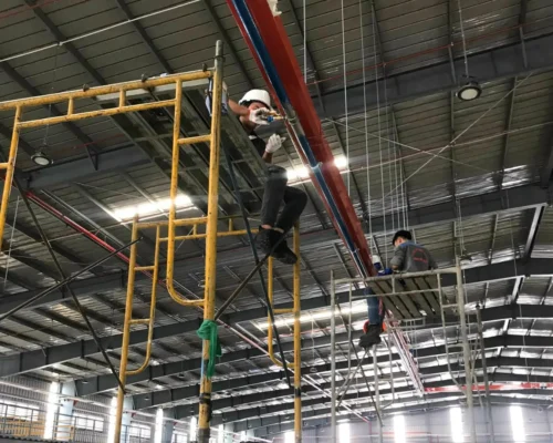 Áp suất máy nén khí là gì? Bar, PSI và áp suất làm việc 5 Kỹ thuật viên NTMC khảo sát áp suất tại điểm dùng của hệ thống khí nén.