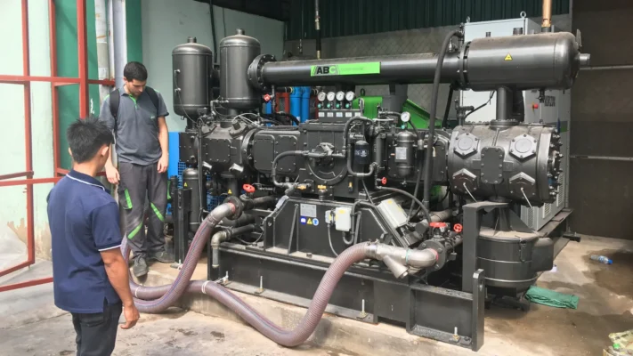Công suất máy nén khí là gì? Cách tính và quy đổi HP, kW 5 Kỹ thuật viên NTMC khảo sát hệ thống máy nén khí công nghiệp.