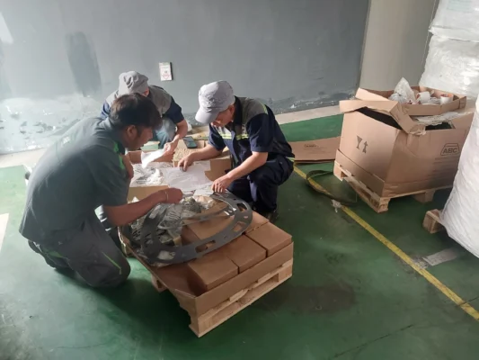 Khí nén là gì? Nguyên lý tạo khí nén và ứng dụng trong công nghiệp 5 Kỹ thuật viên NTMC khảo sát hệ thống khí nén công nghiệp.